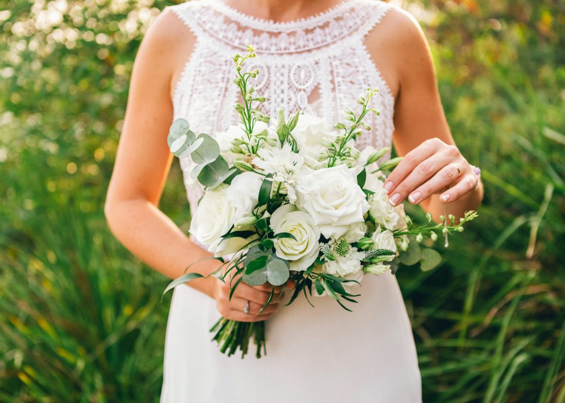 the top 5 Wedding trends for 2023 - minimal wedding boquets
